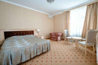 Гостиница Триумф Краснодар Люкс с кроватью размера "queen-size" и гидромассажной ванной-1