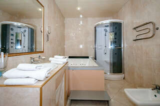 Гостиница Триумф Краснодар Люкс с кроватью размера "queen-size" и гидромассажной ванной-4