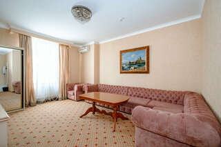 Гостиница Триумф Краснодар Люкс с кроватью размера "queen-size" и гидромассажной ванной-2